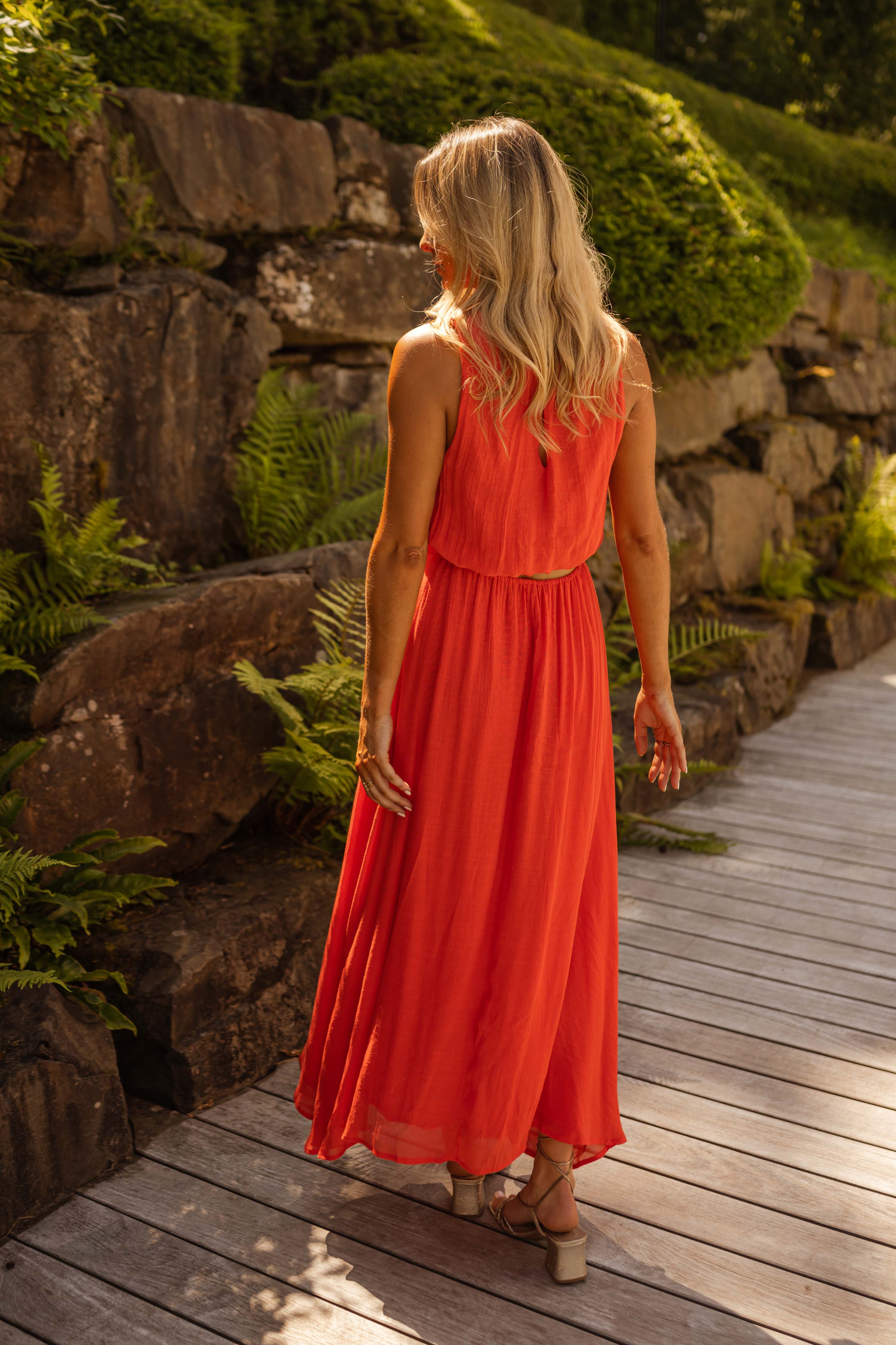 SANNA – Orange sommarklänning | Stråla Stockholm