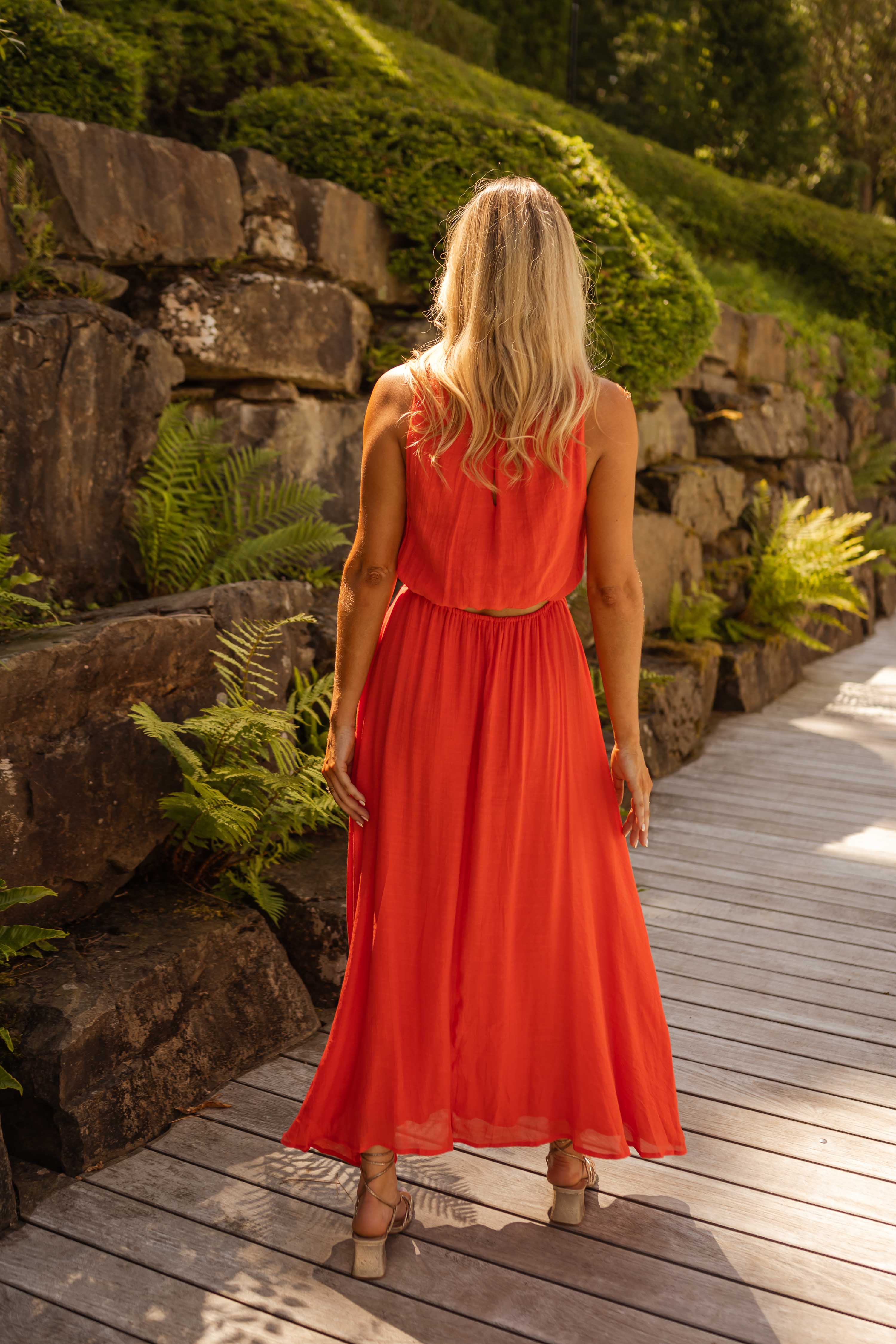 SANNA – Orange sommarklänning | Stråla Stockholm